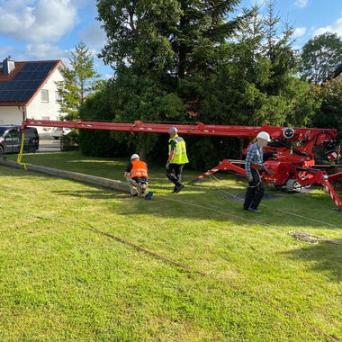 Der Mast wird im Garten abgelegt