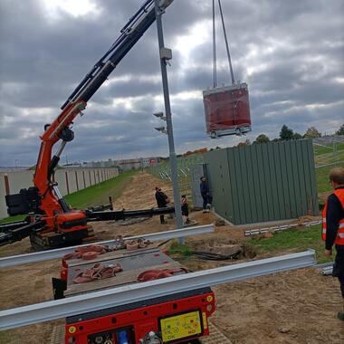 Unser Jekko JF 990 platziert die Ladungen ohne Probleme am Standort im Solarpark