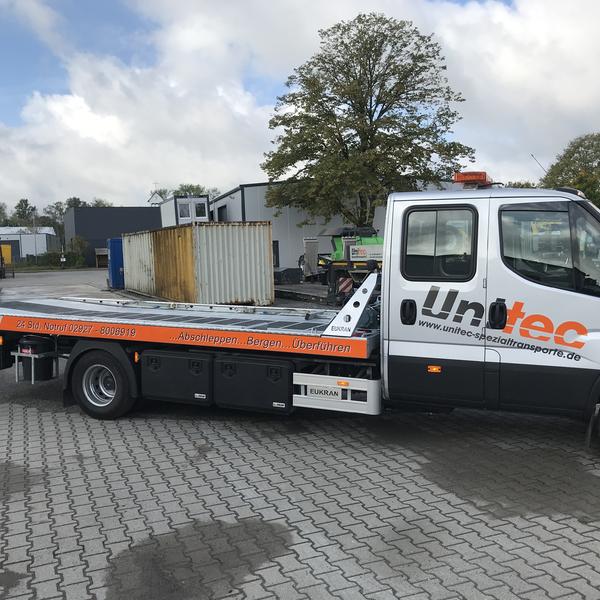 Iveco Daily mit Schiebeplateau in der Seitenansicht