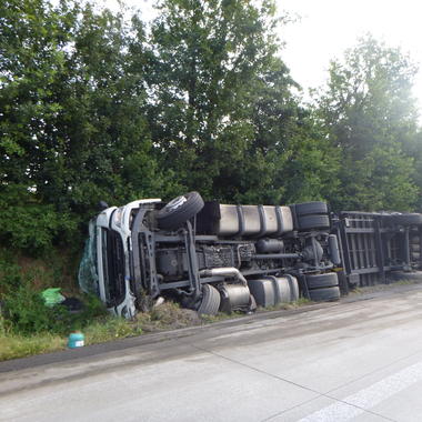 LKW liegt auf der Seite