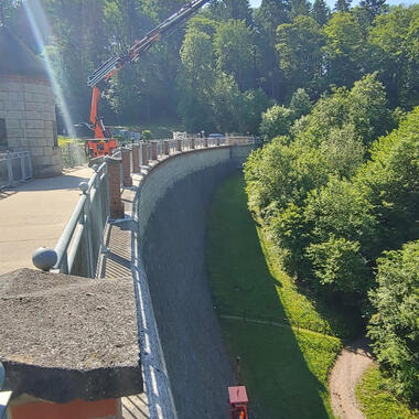 Wartung einer Sperrmauer