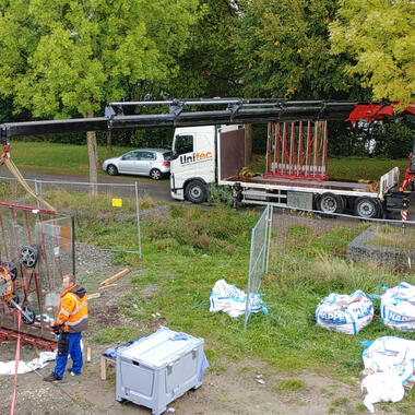 Die Glasgestelle wurden mit unserem Ladekran LKW an der Baustelle verteilt