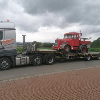 Oldtimer Abschlepper auf Semitieflader