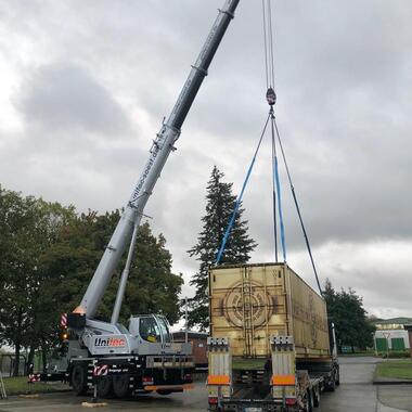 Der zweite Container wird auf unseren Semi-Tieflader verladen