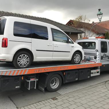 ein behindertengerecht umgebauter Caddy wird zur Werkstatt überführt