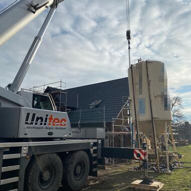 Das Silo wurde vom Mobilkran gesichert