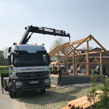 Montage eines Dachstuhls für ein Carport