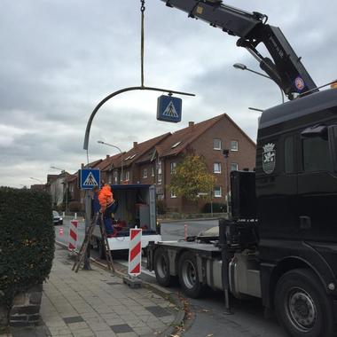 Demontage eines Schildes um Platz zu schaffen für einen Schwertransport