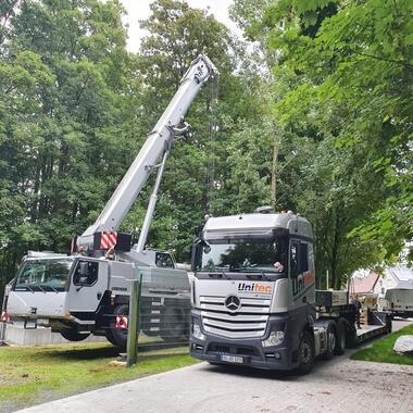 Mobilkranund Tiefbett stehen bereit