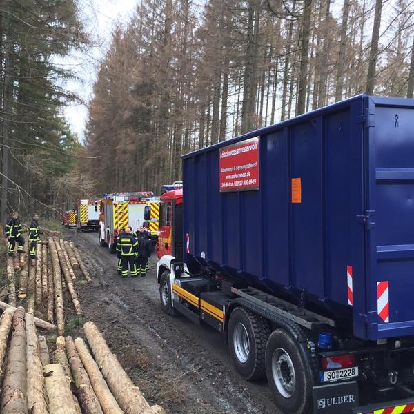 Warten auf den engen Waldwegen