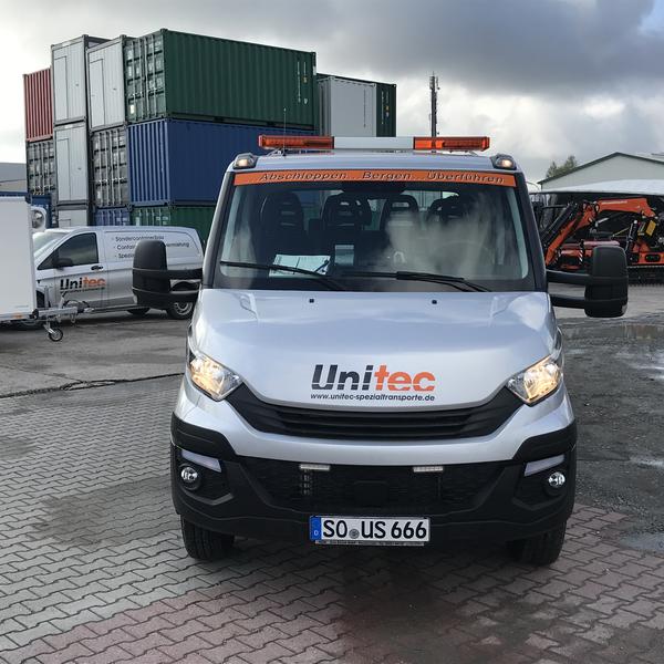 Iveco Daily mit Schiebeplateau in der Frontansicht