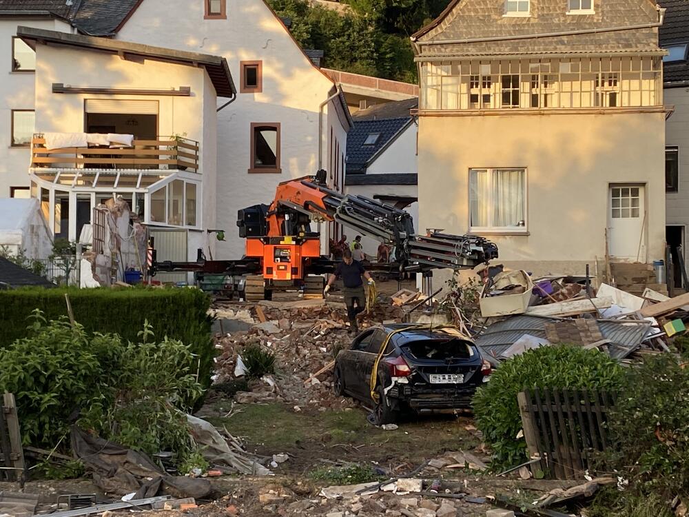 Abbrucharbeiten an einem beschädigten Haus mit einem Kran.