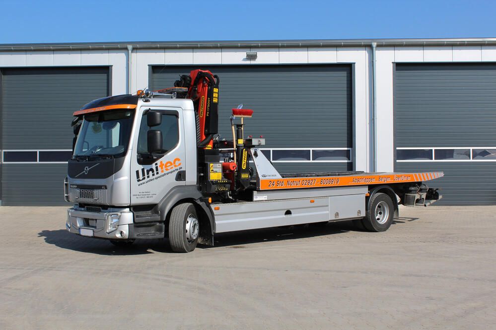 Ein moderner Abschleppwagen von Unittec auf einem Parkplatz.