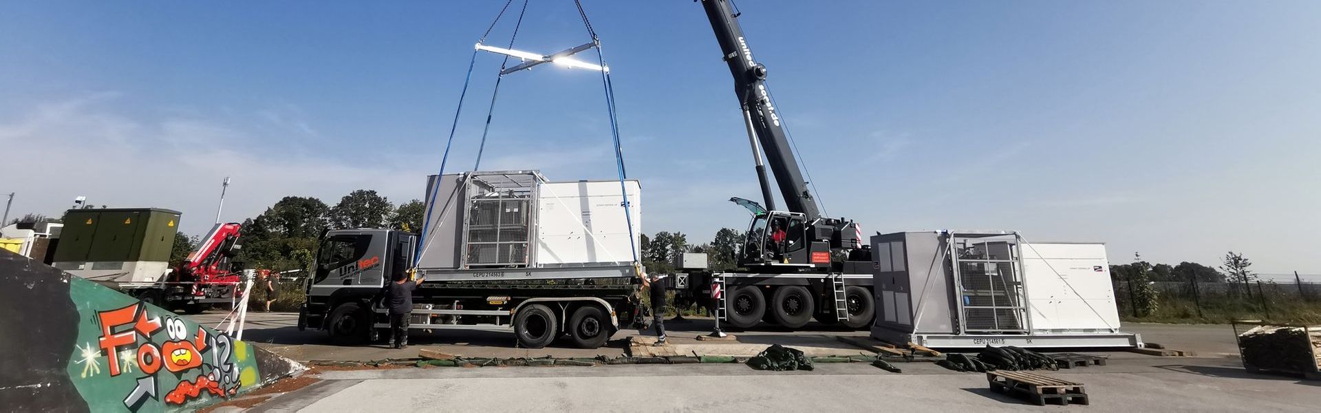 Kran hebt Container auf einen Lkw